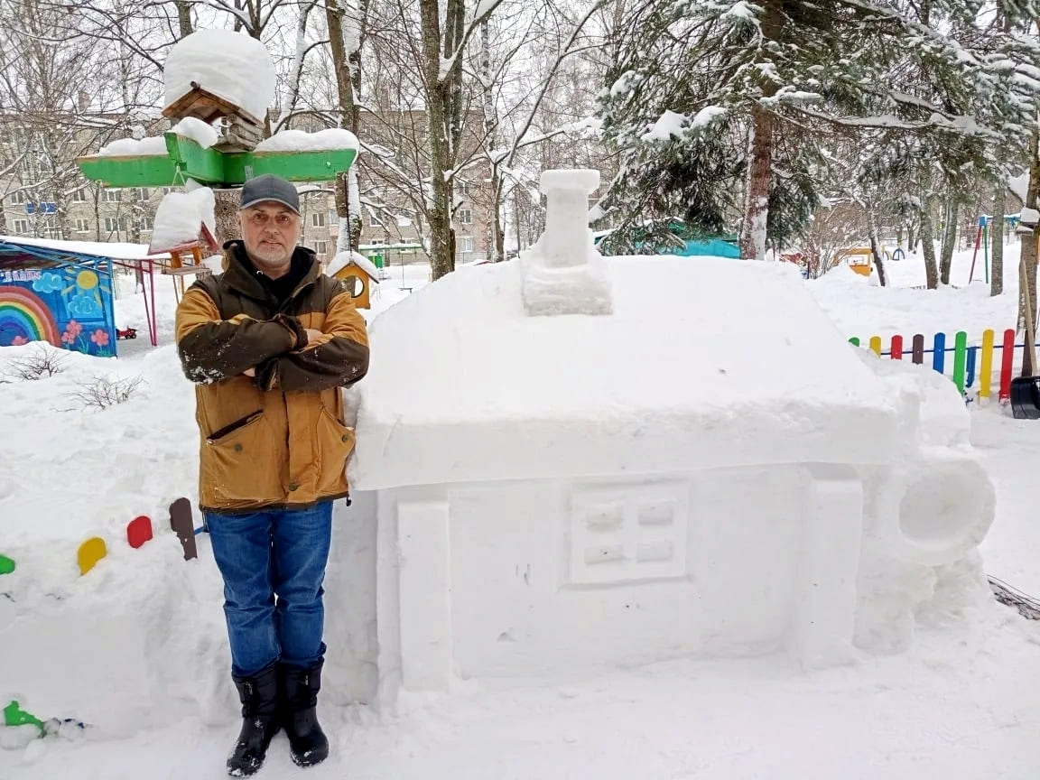 Дворник украсил садик в Петушках снежными фигурами