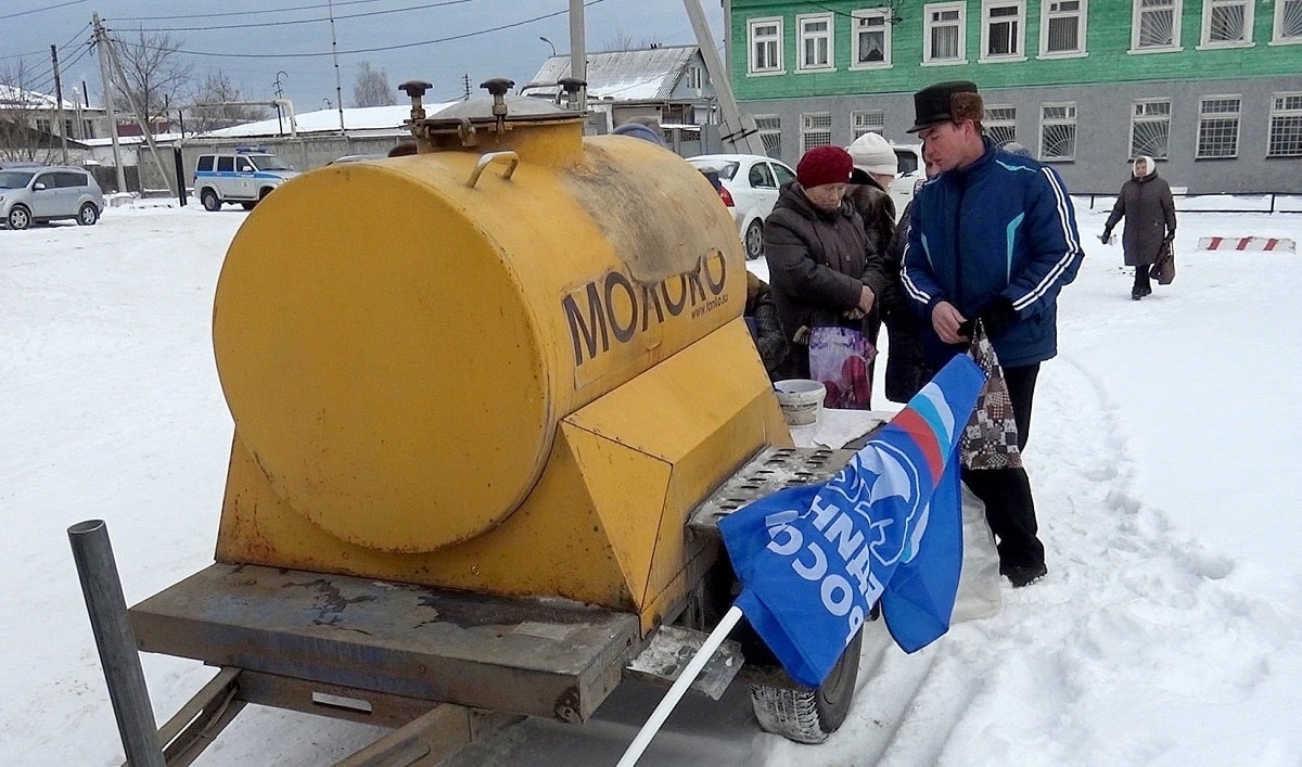 Во Владимирской области на митинге КПРФ единороссы бесплатно разливали молоко