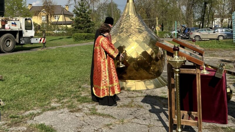 На здании бывшей школы в Собинке установили купол с крестом