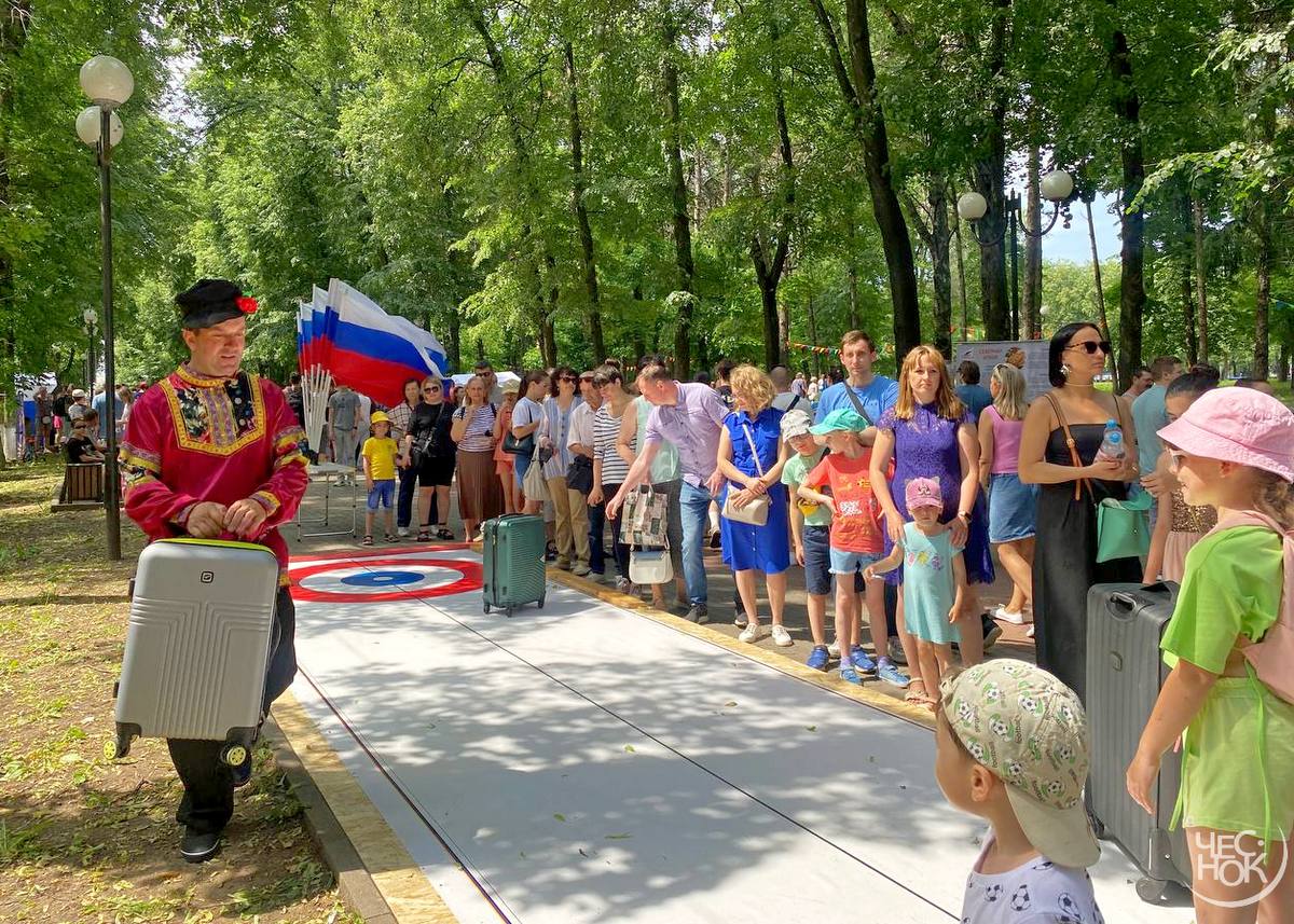 В День России владимирцы играли в хохломской стритбол и керлинг чемоданами