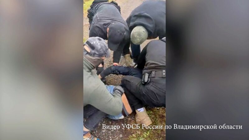 Силовики вчетвером задержали опасного комментатора в интернете