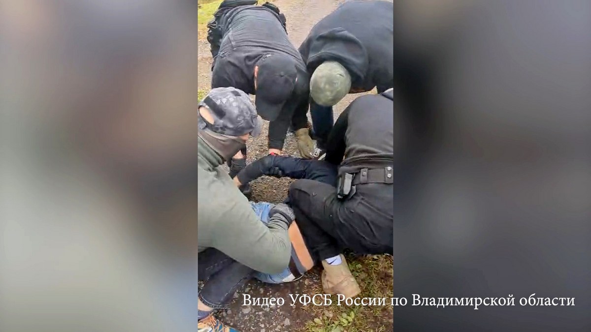 Силовики вчетвером задержали опасного комментатора в интернете