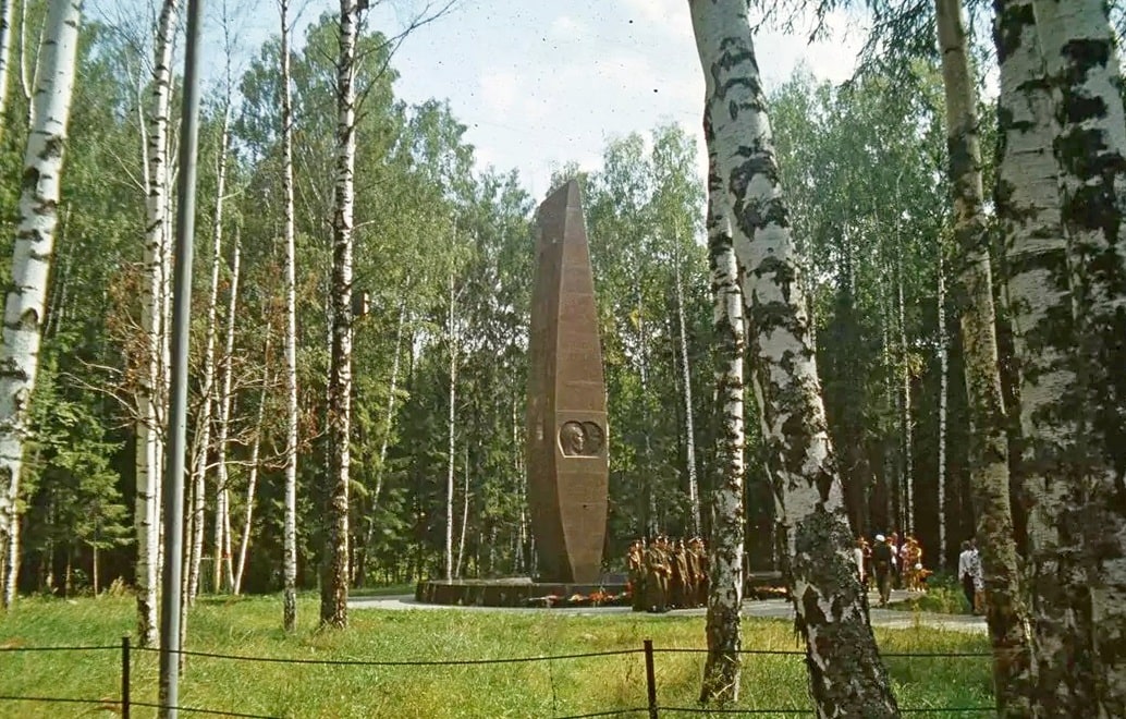 Гагарин памятник