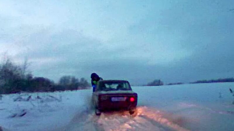 Владимирский подросток километр вез полицейского на капоте