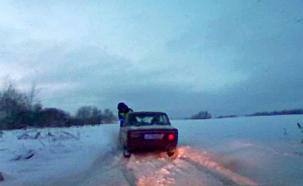 Владимирский подросток километр вез полицейского на капоте