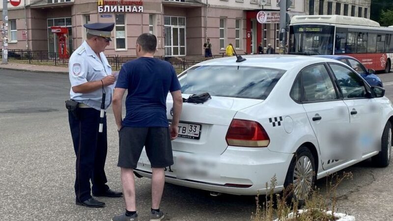 Владимирские таксисты ездят на красный и не пристегиваются