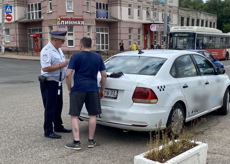 Владимирские таксисты ездят на красный и не пристегиваются