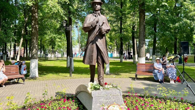 Во Владимире торжественно открыли парковую скульптуру Пушкина