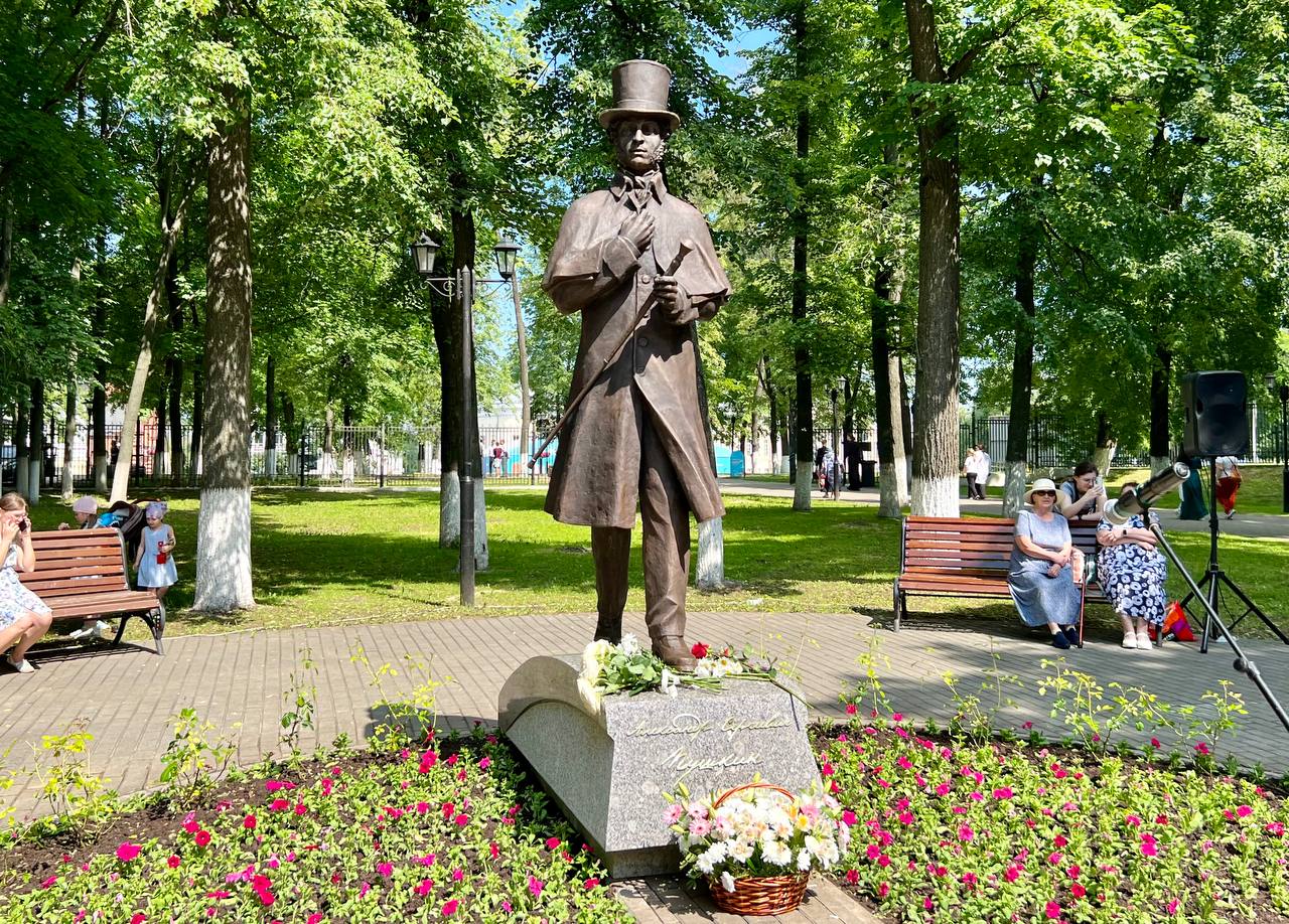 Во Владимире торжественно открыли парковую скульптуру Пушкина