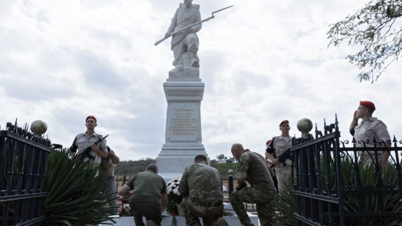 Авдеев открыл в Крыму памятник мушкетерам