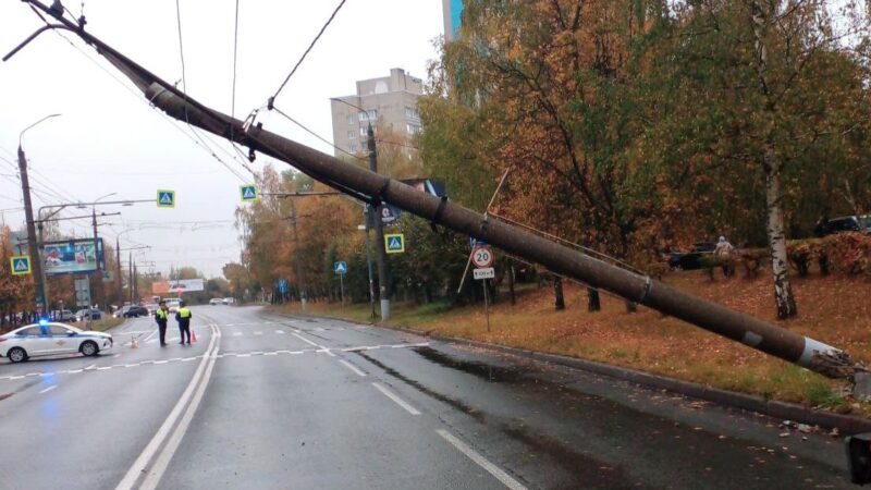 На Дуброве из-за сбитого столба выстроились огромные пробки