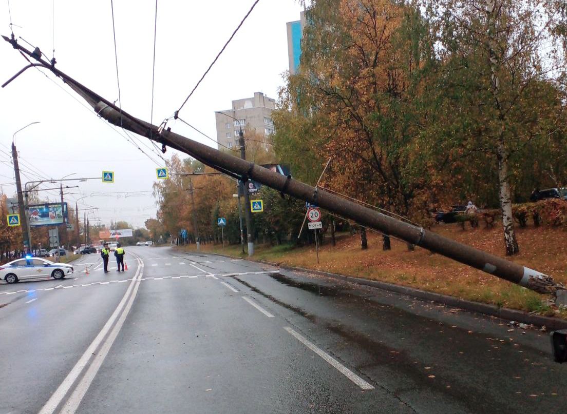 На Дуброве из-за сбитого столба выстроились огромные пробки