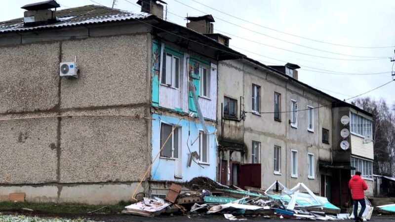 Под Камешково не признают аварийным дом с рухнувшими балконами
