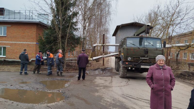 В Энергетике грузовик снес трубу отопления