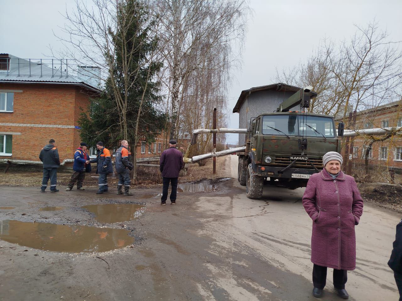 В Энергетике грузовик снес трубу отопления