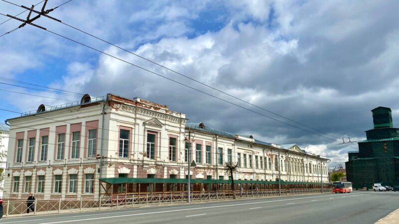 Со школы №1 во Владимире обдерут фасад