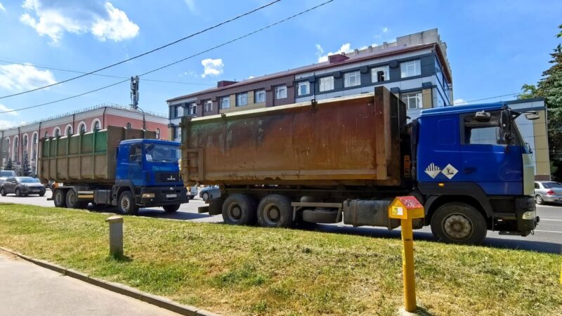 Во Владимире около минприроды прошла забастовка мусоровозов