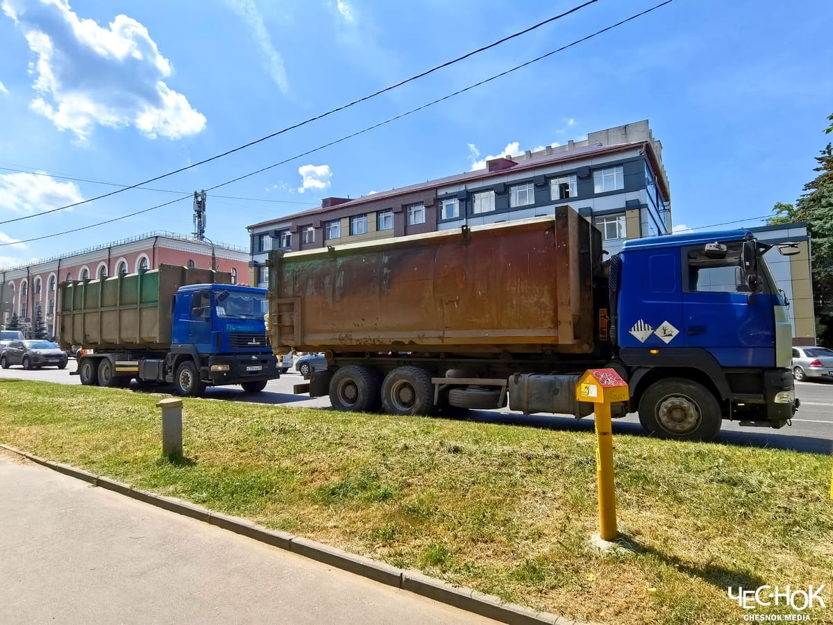 Во Владимире около минприроды прошла забастовка мусоровозов