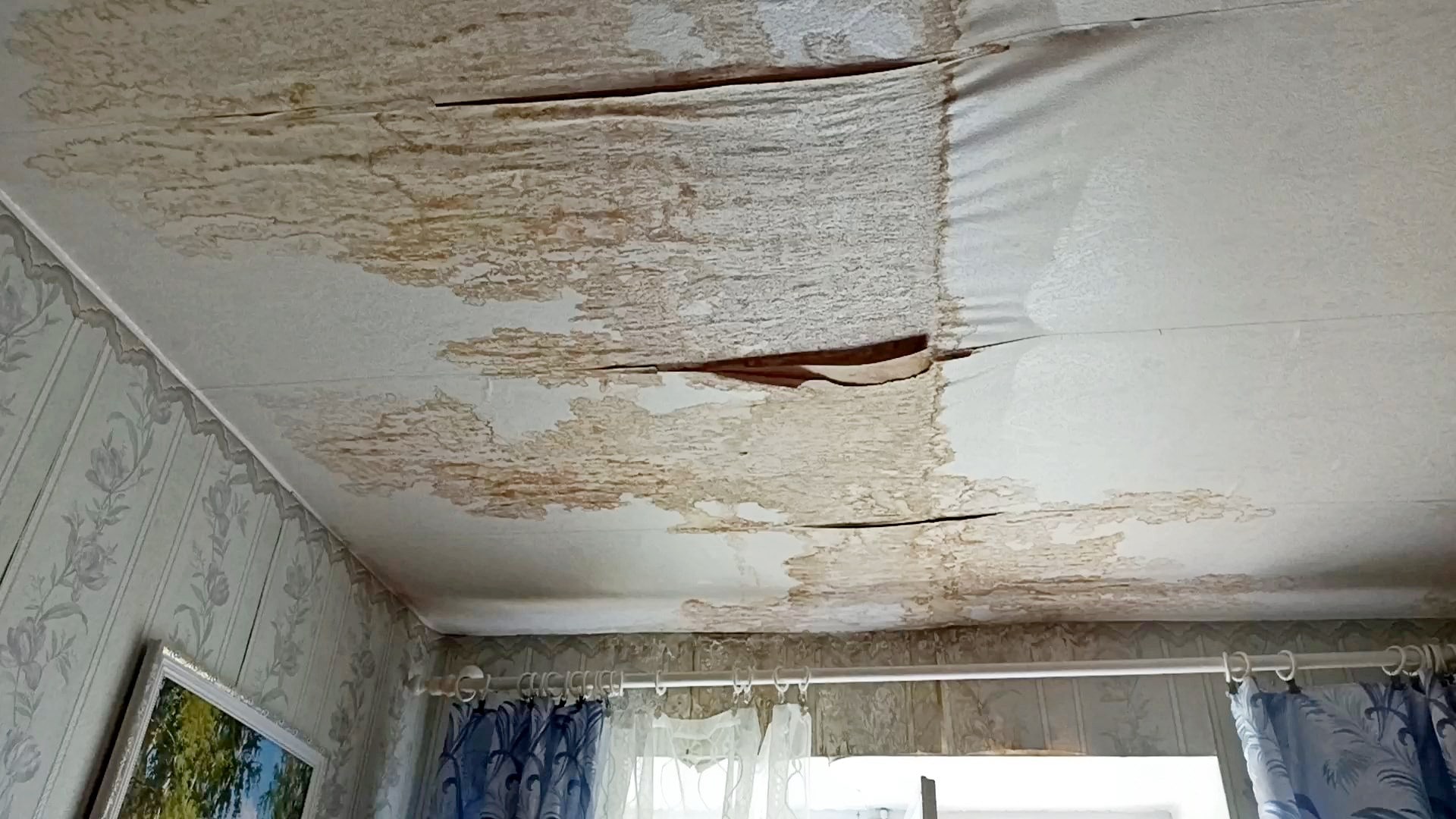 Жители дома в Юрьевце добиваются ремонта текущей крыши