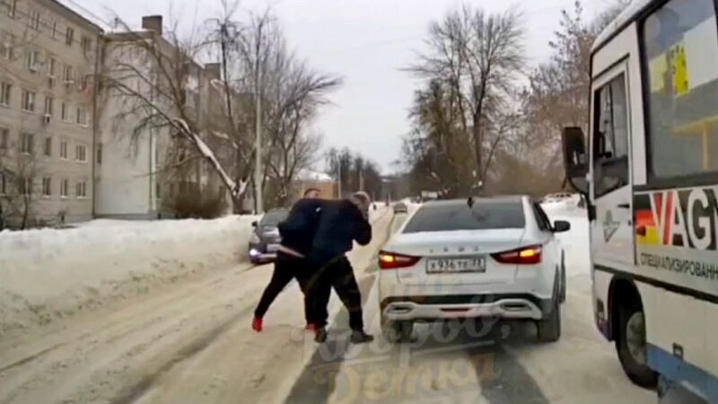 В Коврове прямо на дороге избили водителя автобуса