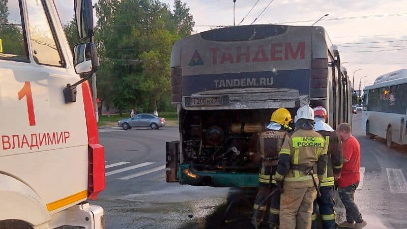 Во Владимире снова загорелся автобус и толкали троллейбус