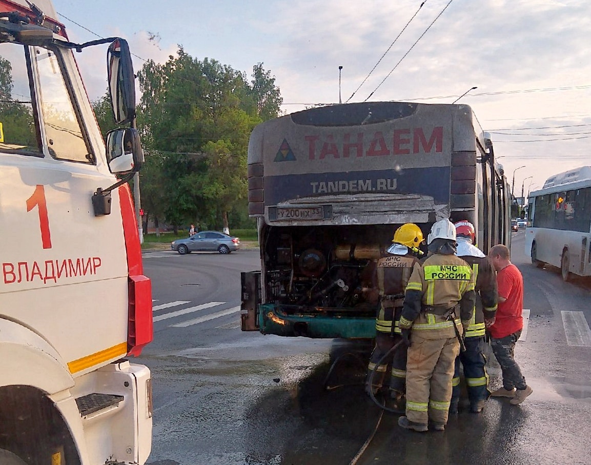 Во Владимире снова загорелся автобус и толкали троллейбус