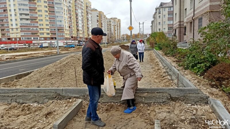 Жителям Юрьевца строят под окнами остановку-пьедестал