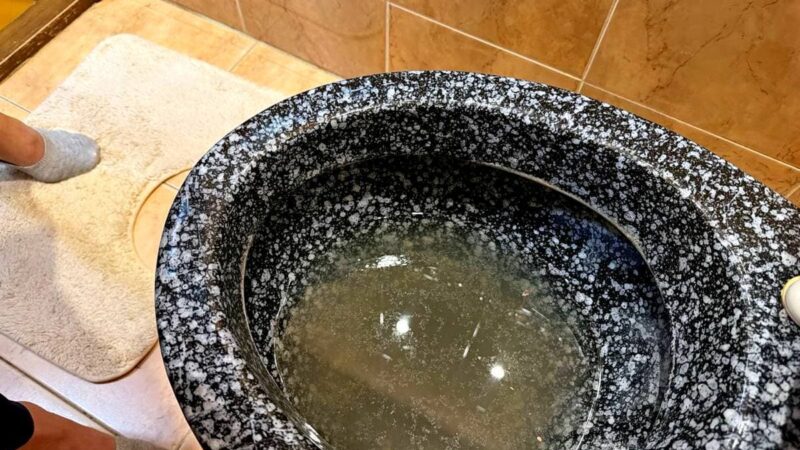 Жители дома во Владимире две недели утопали в канализации