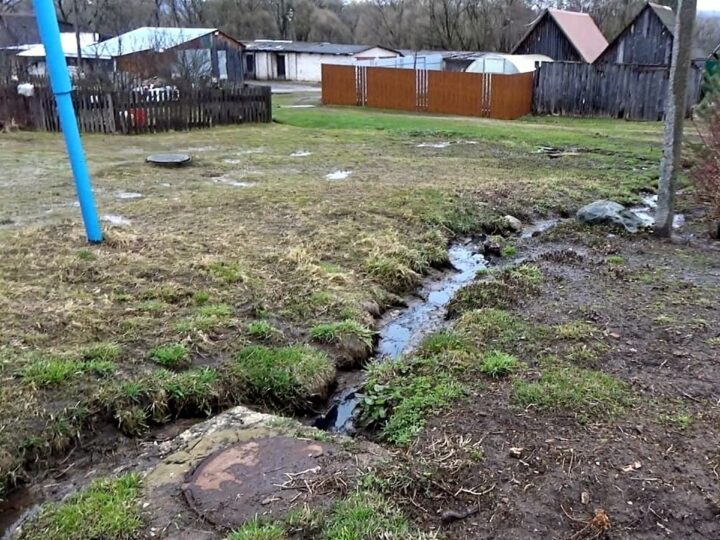 «Окна открыть не можем!». Деревня Сойма задыхается от текущей по улицам канализации