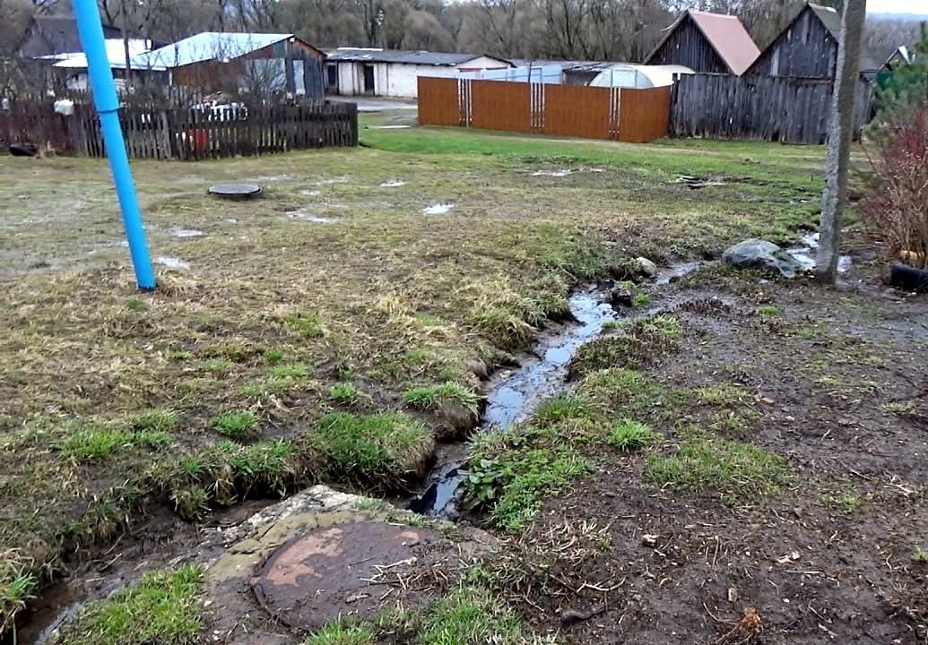 «Окна открыть не можем!». Деревня Сойма задыхается от текущей по улицам канализации