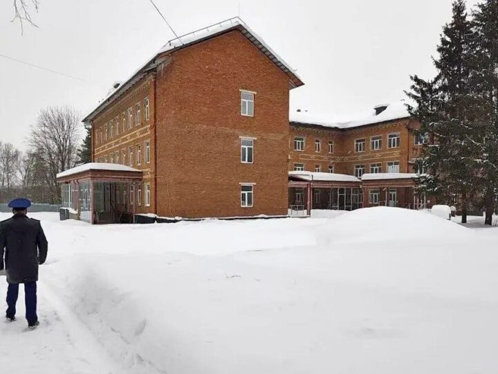 Второй подрядчик провалил ремонт поликлиники в Карабаново