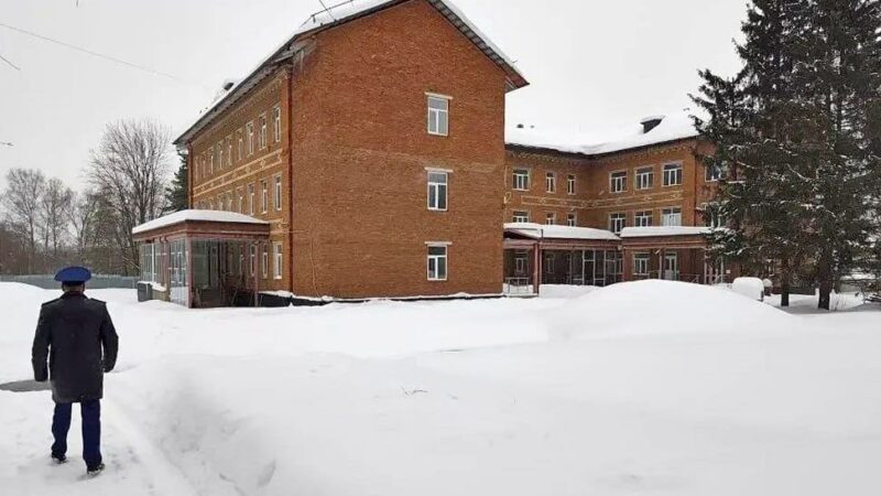 Второй подрядчик провалил ремонт поликлиники в Карабаново