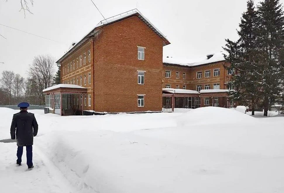 Второй подрядчик провалил ремонт поликлиники в Карабаново