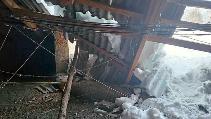 В Александровском районе снег проломил крышу и зашиб бабушку
