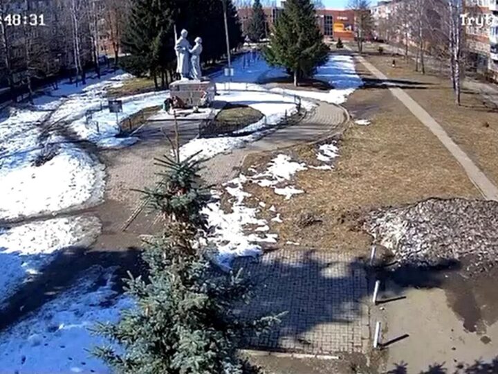 Жительница Карабаново сжигала вещи на Вечном огне и попала под уголовку