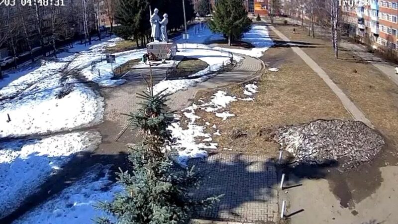 Жительница Карабаново сжигала вещи на Вечном огне и попала под уголовку