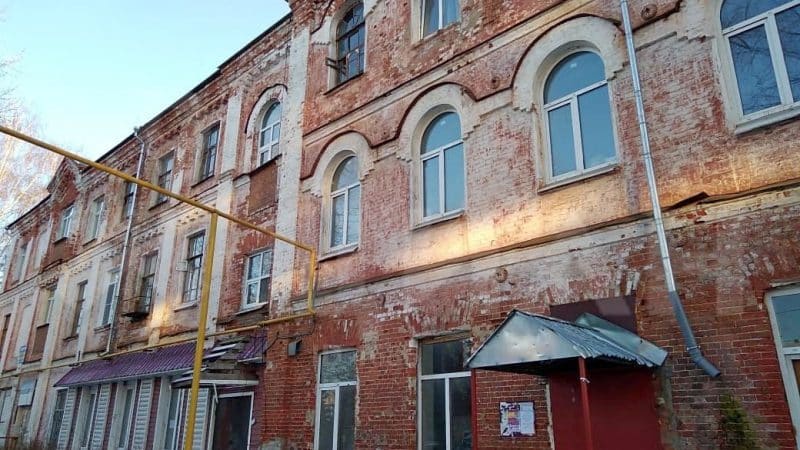 В аварийной собинской казарме за 13 млн рублей отремонтируют крышу