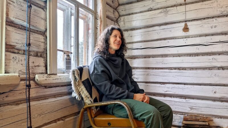 «Я тут Баба-Яга, но современная». Как москвичка нашла себя в столетней избе и хочет научить этому других