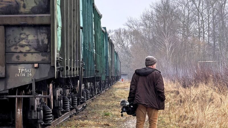 «Я лазил, и вы лазайте». Депутат ЗС посоветовал кольчугинцам ползать под вагонами