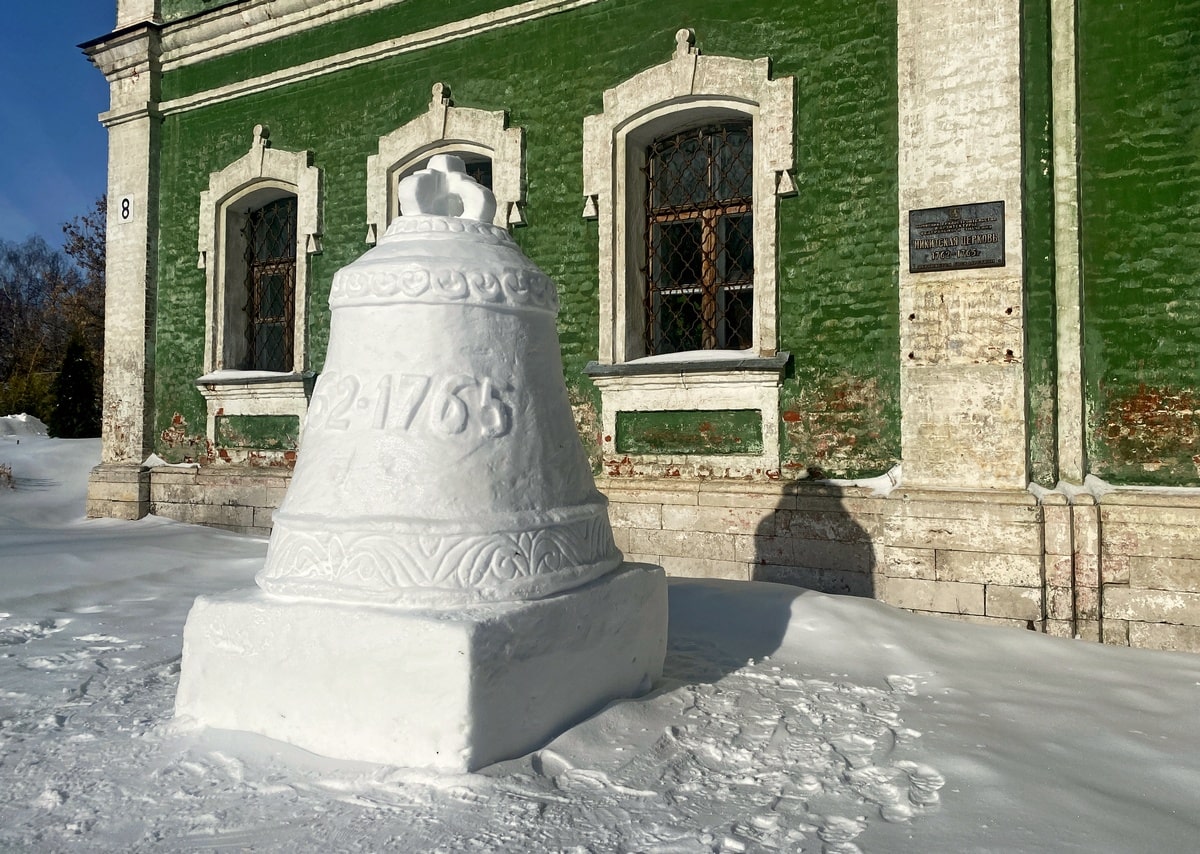 Во Владимире установили двухметровый колокол из снега