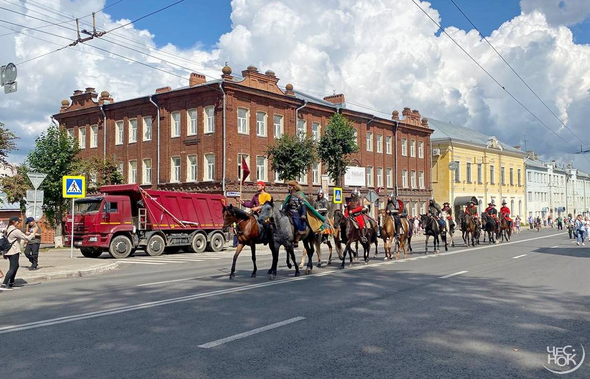 По центру Владимира прошла потешная конница