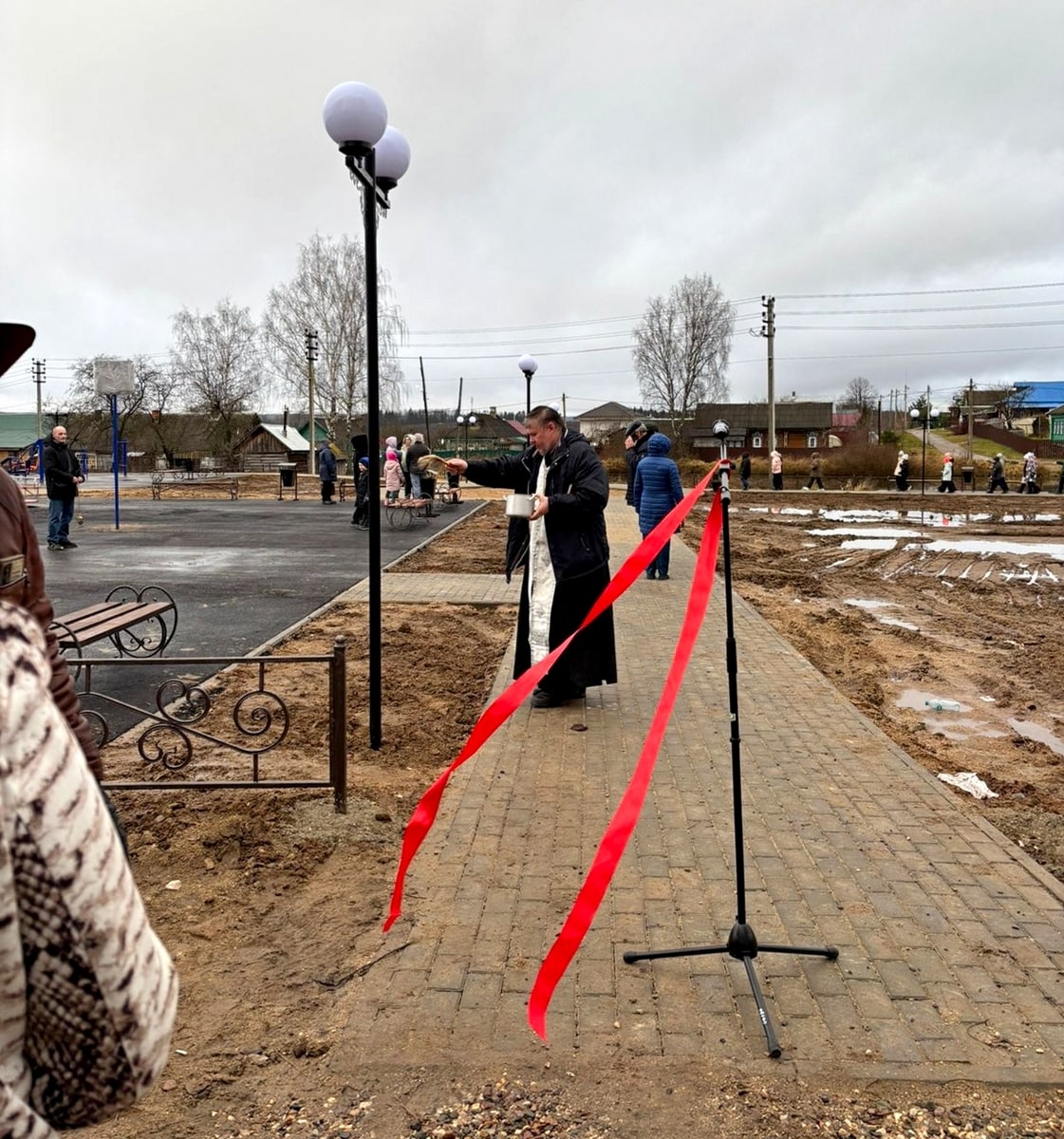 Красное пламя сквер освящение батюшка-min