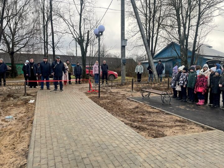 Недоделанный сквер под Александровом открыли с ленточкой и батюшкой