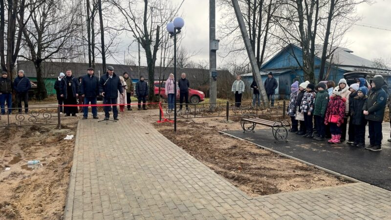 Недоделанный сквер под Александровом открыли с ленточкой и батюшкой