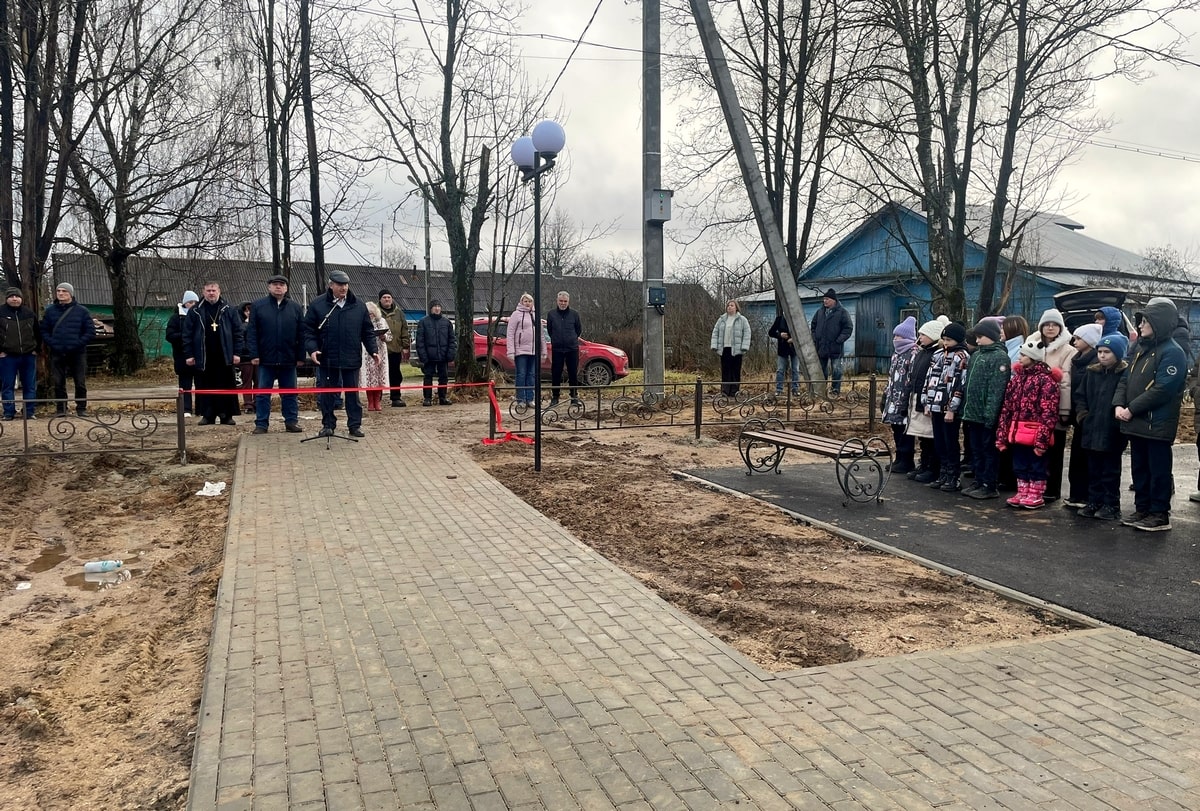 Недоделанный сквер под Александровом открыли с ленточкой и батюшкой