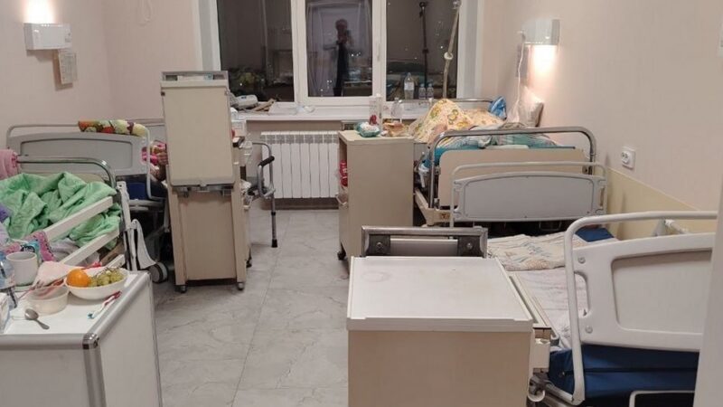 Минздрав объяснил перемещение коек в Красном кресте