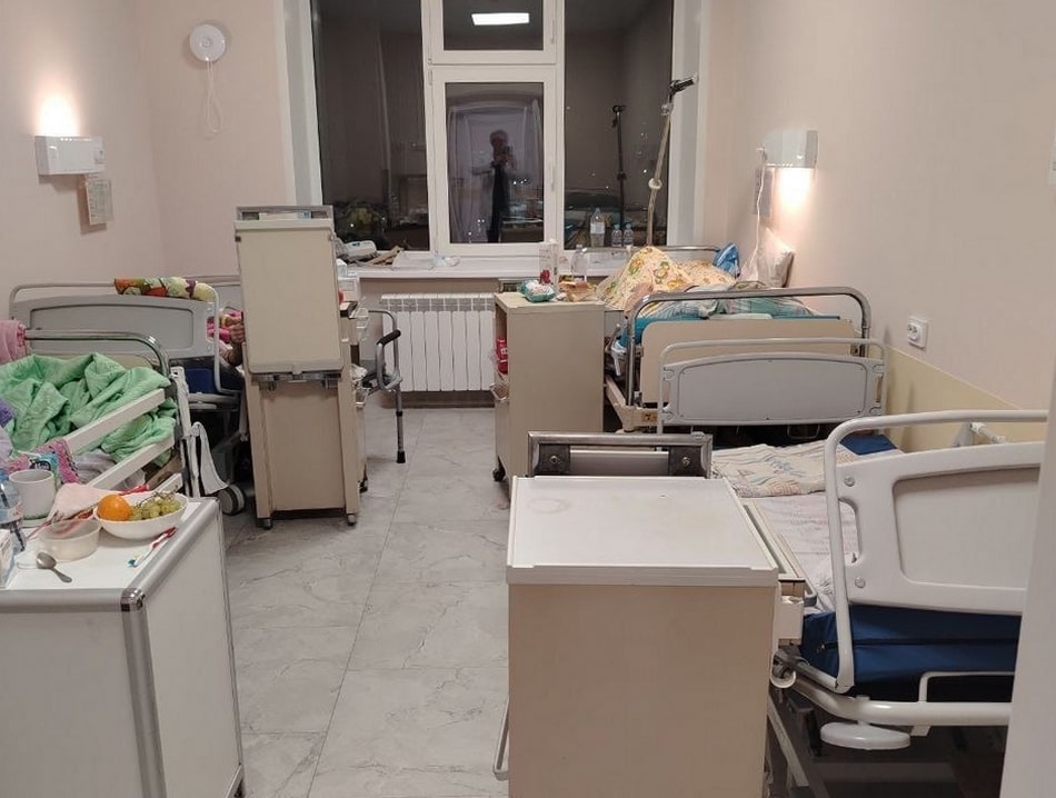 Минздрав объяснил перемещение коек в Красном кресте