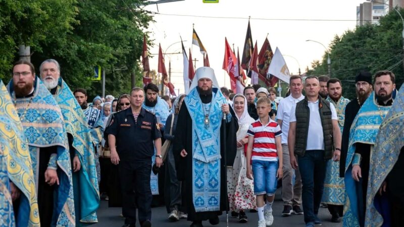 Мэр Владимира прошел крестным ходом мимо пустой заправки