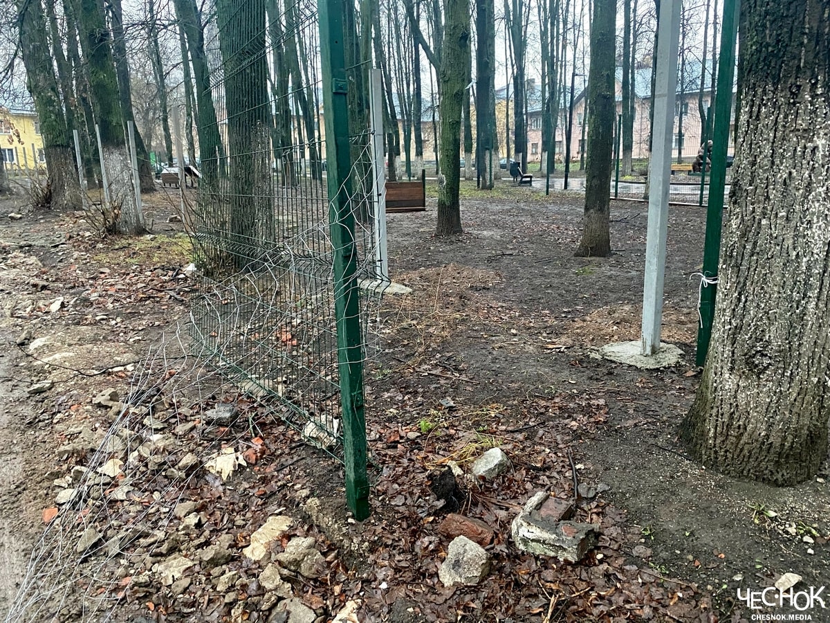 Курсантский сквер забор 6-min