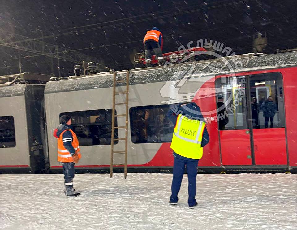 «Ласточка» во Владимира застряла на два часа из-за снега